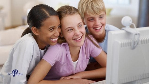kids using online homeschool programs and courses to learn